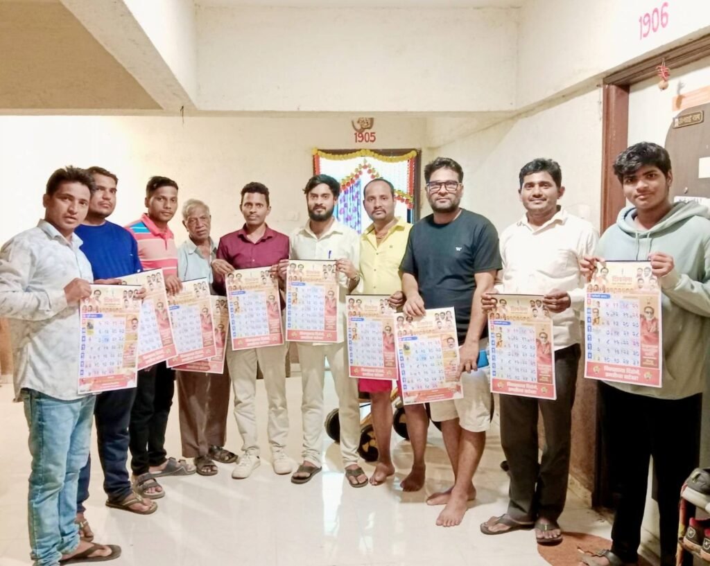 कामा एस्टेट में श्री सुभाषचंद्र वर्मा द्वारा कैलेंडर वितरण